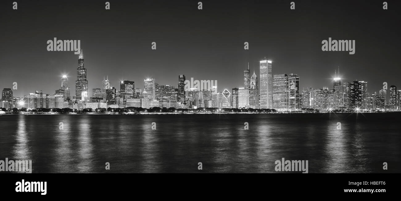 Schwarz / weiß-Panorama-Bild der Skyline von Chicago mit Reflexion im Lake Michigan in der Nacht. Stockfoto