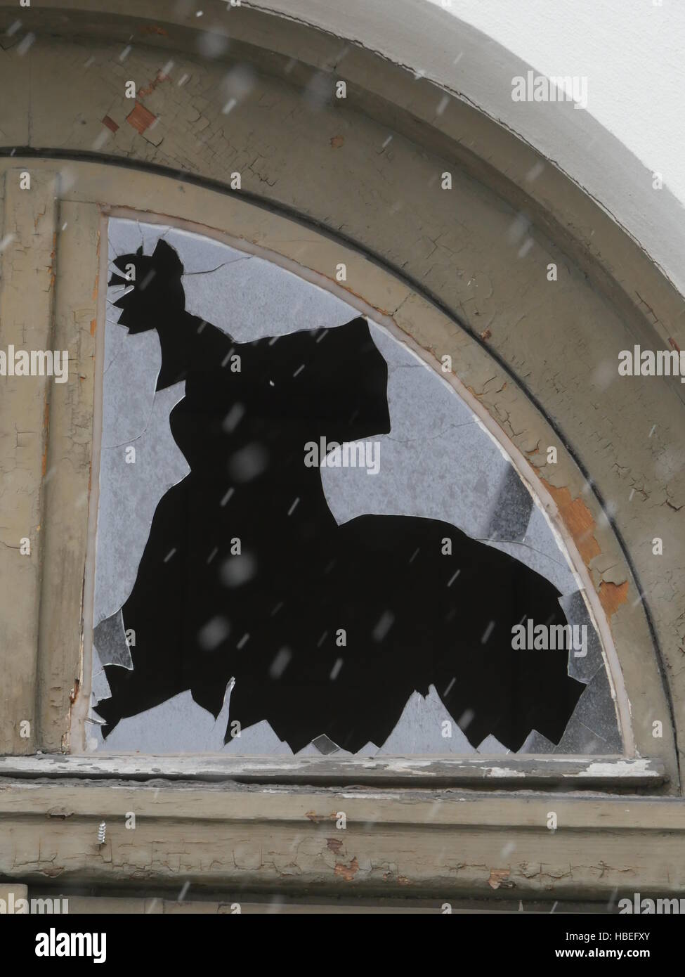 Löcher in der ausgetretenen Fensterscheibe Stockfoto