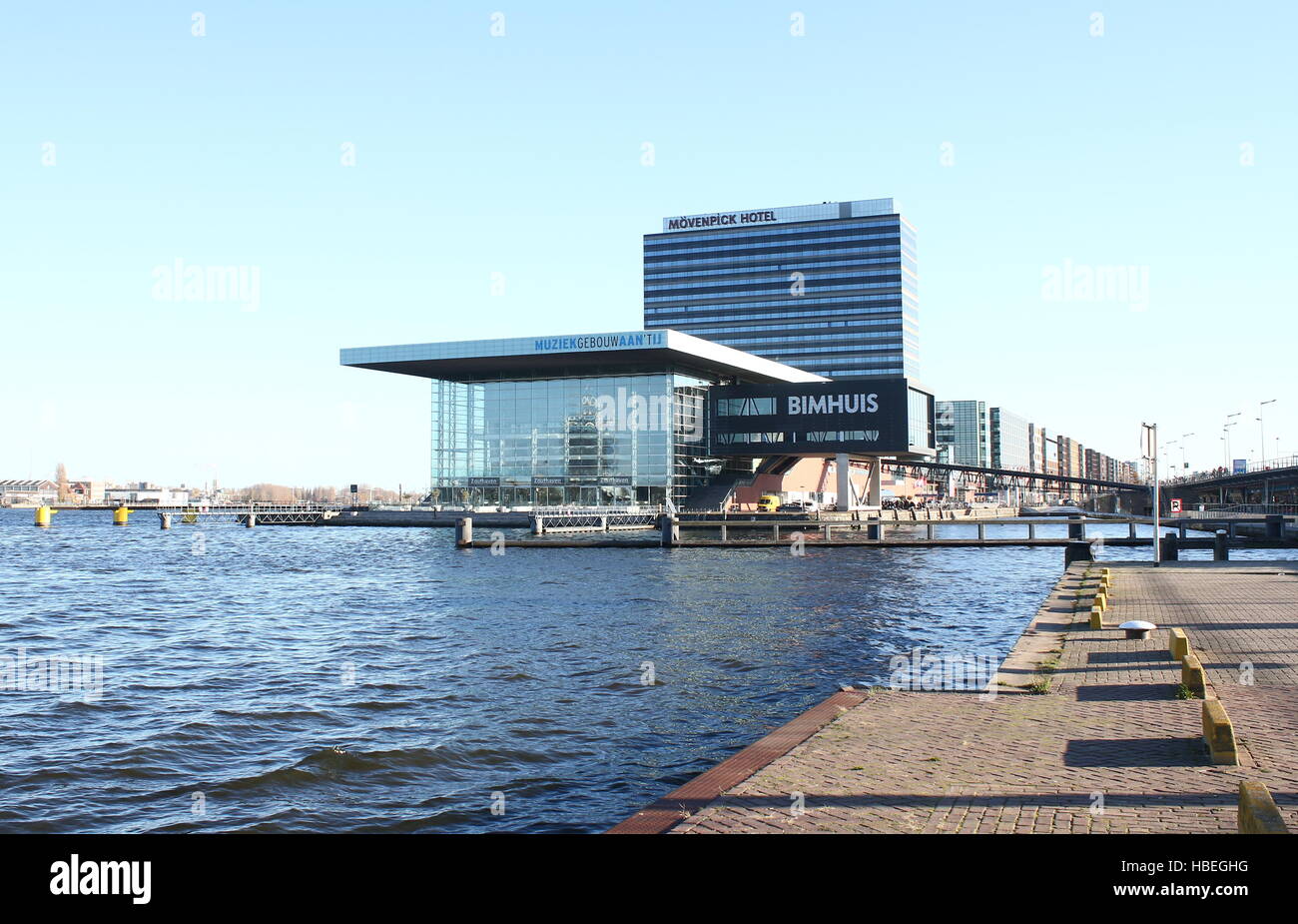 Concert Hall Muziekgebouw Aan ' t IJ (klassische Musik) & Bimhuis (Jazz) am Fluss IJ, Amsterdam, Niederlande - Mövenpick Hotel Stockfoto