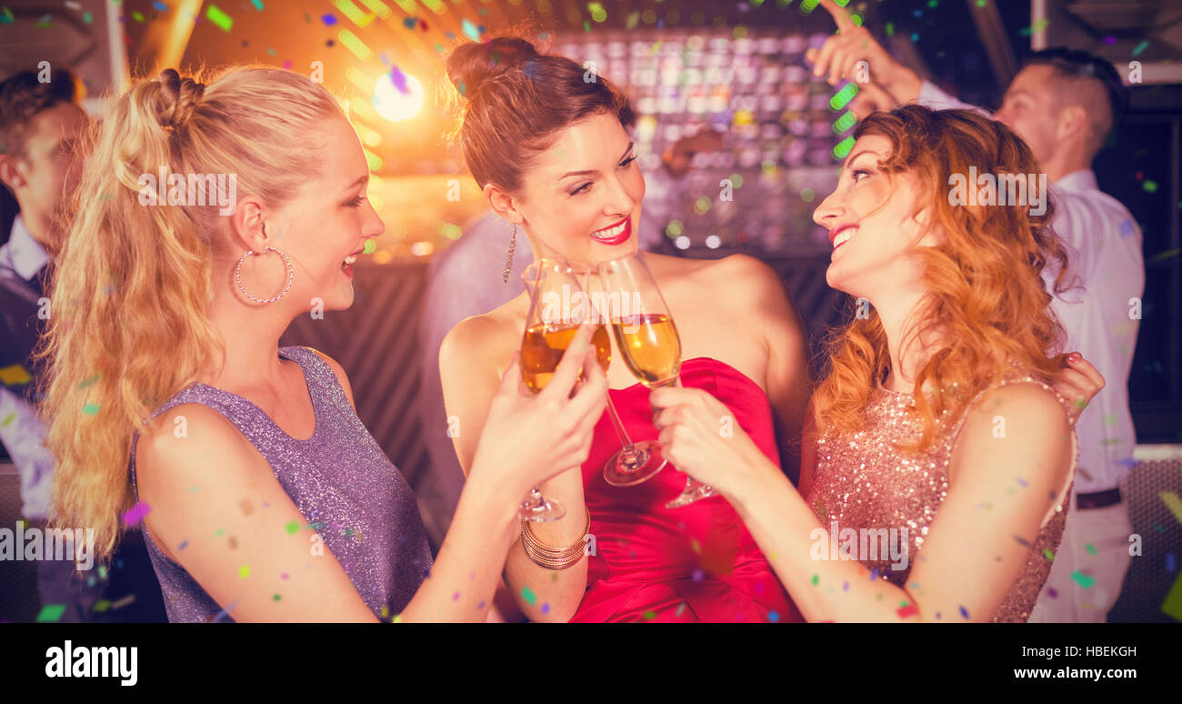 Zusammengesetztes Bild Freundinnen Toasten Gläser Champagner Stockfoto