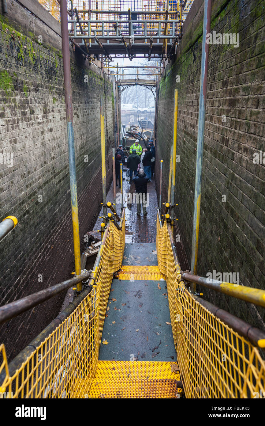 Herunterfallen in Lock 72 des Trent & Mersey Canal, Middlewich, Cheshire Stockfoto