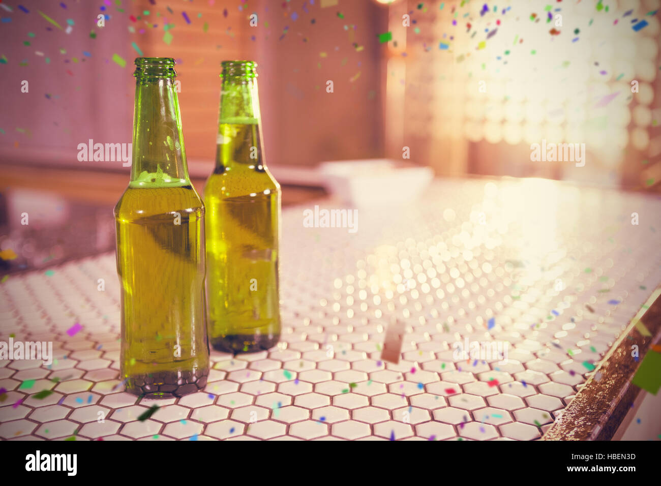 Flasche bier auf der theke der restaurantbar -Fotos und -Bildmaterial in  hoher Auflösung – Alamy