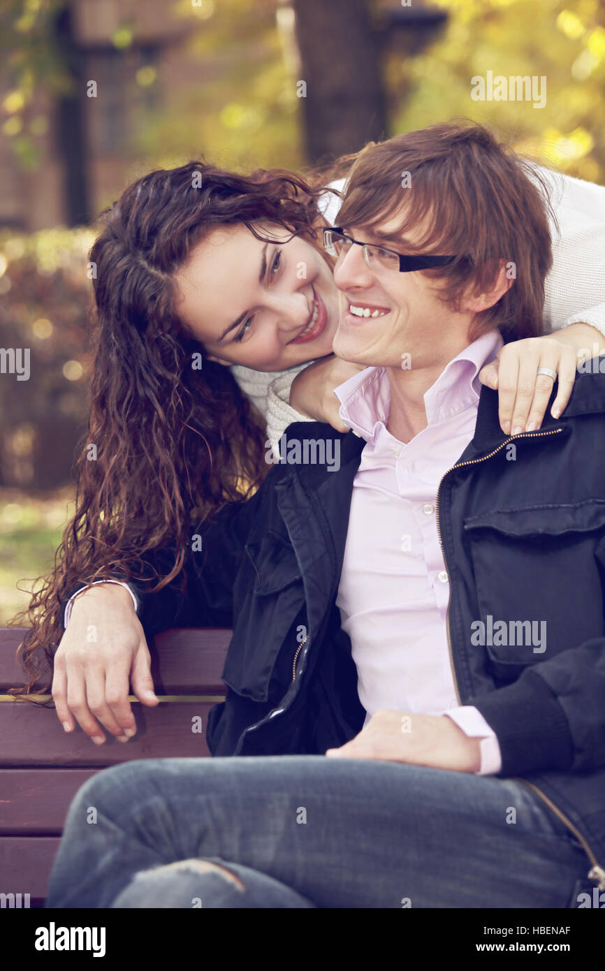 Glückliches Paar im park Stockfoto
