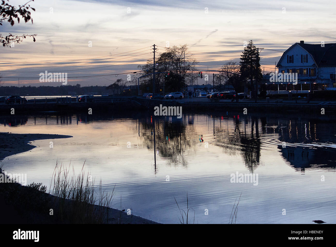 Sonnenuntergang über Manorhaven New York-die silbrigen Auskleidungen von einem späten Sonnenuntergang am Mühlenteich reflektiert fallen Stockfoto