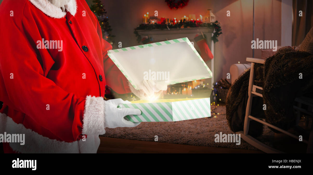 Zusammengesetztes Bild von Santa Claus Geschenk-Box öffnen Stockfoto