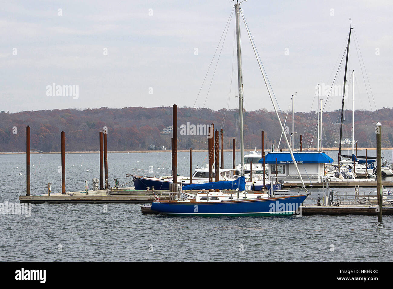 Segelboote-gedockt Segelboote in Oyster Bay Cove Long Island New York an einem bewölkten Tag grau und bewölkt Stockfoto