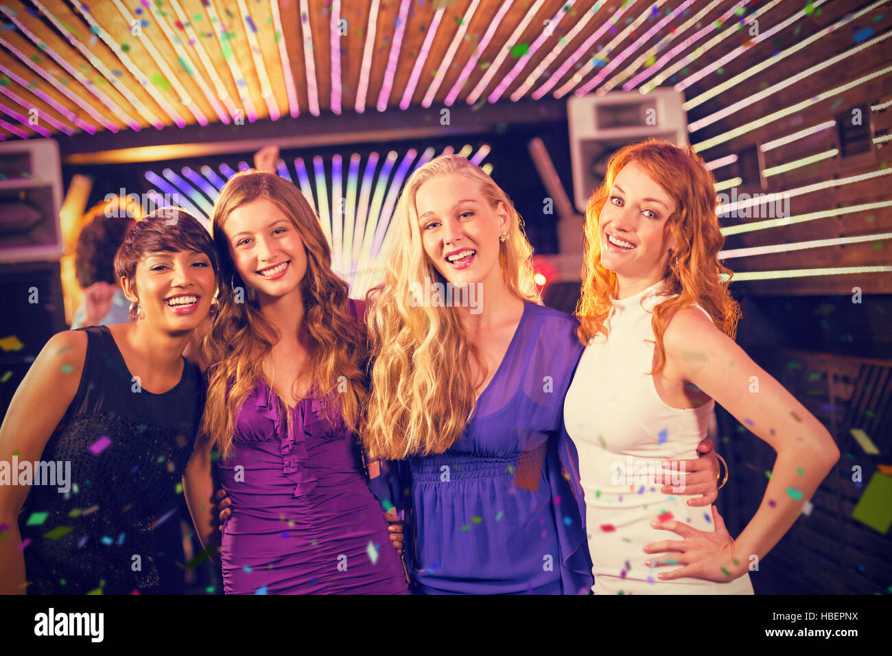 Zusammengesetztes Bild von lächelnden Freundinnen stehen zusammen in bar Stockfoto