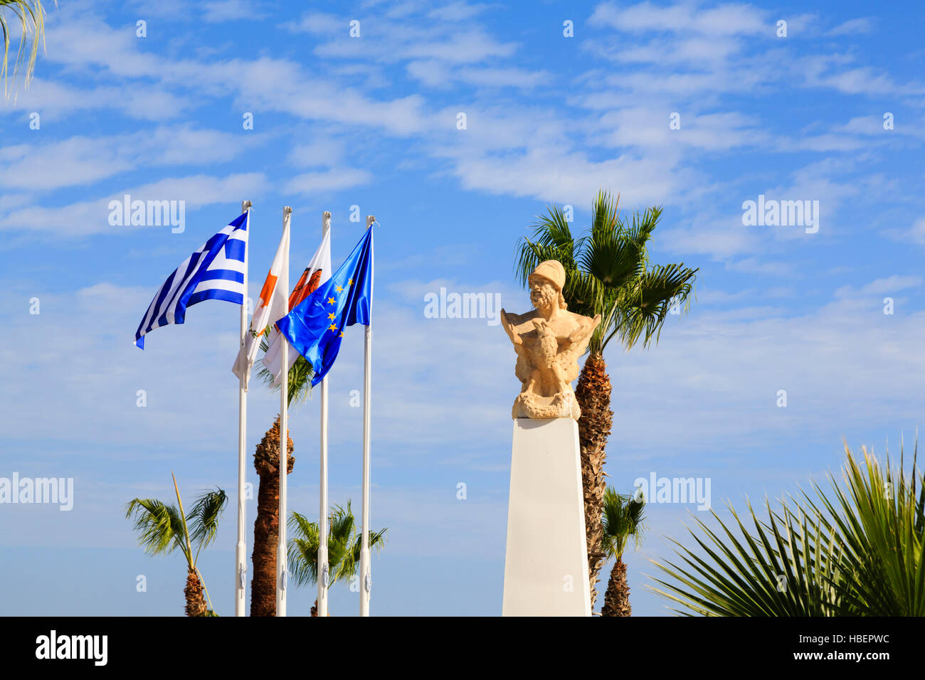 Statue von General Kimon die Athener und Flaggen auf Finikoudes Strandpromenade, Larnaca, Zypern. Stockfoto Statue von General Kimon die Athener und Flaggen auf Finikoudes Strandpromenade, Larnaca, Zypern. Stockfoto