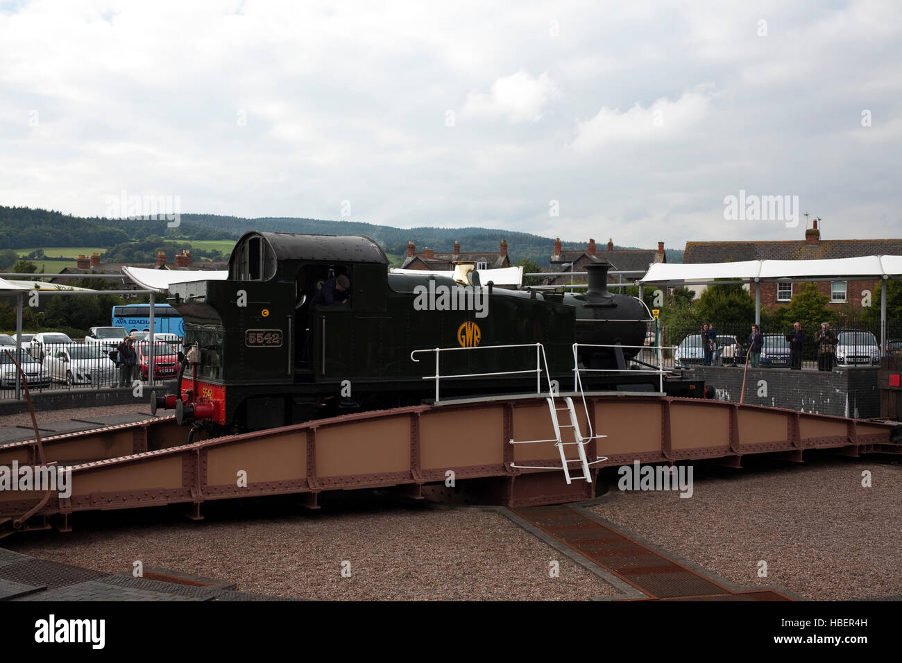 Dampflokomotive, die eine manuelle Eisenbahn-Drehscheibe on-line Minehead eingeschaltet wird Stockfoto