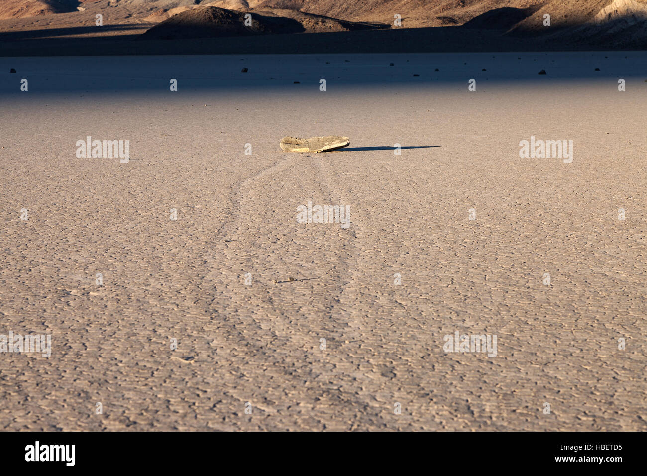 Die Spuren von einem Felsen, Segeln auf dem Racetrack Playa im Death Valley National Park zeugt von den Felsen Bewegung über die Playa. Stockfoto