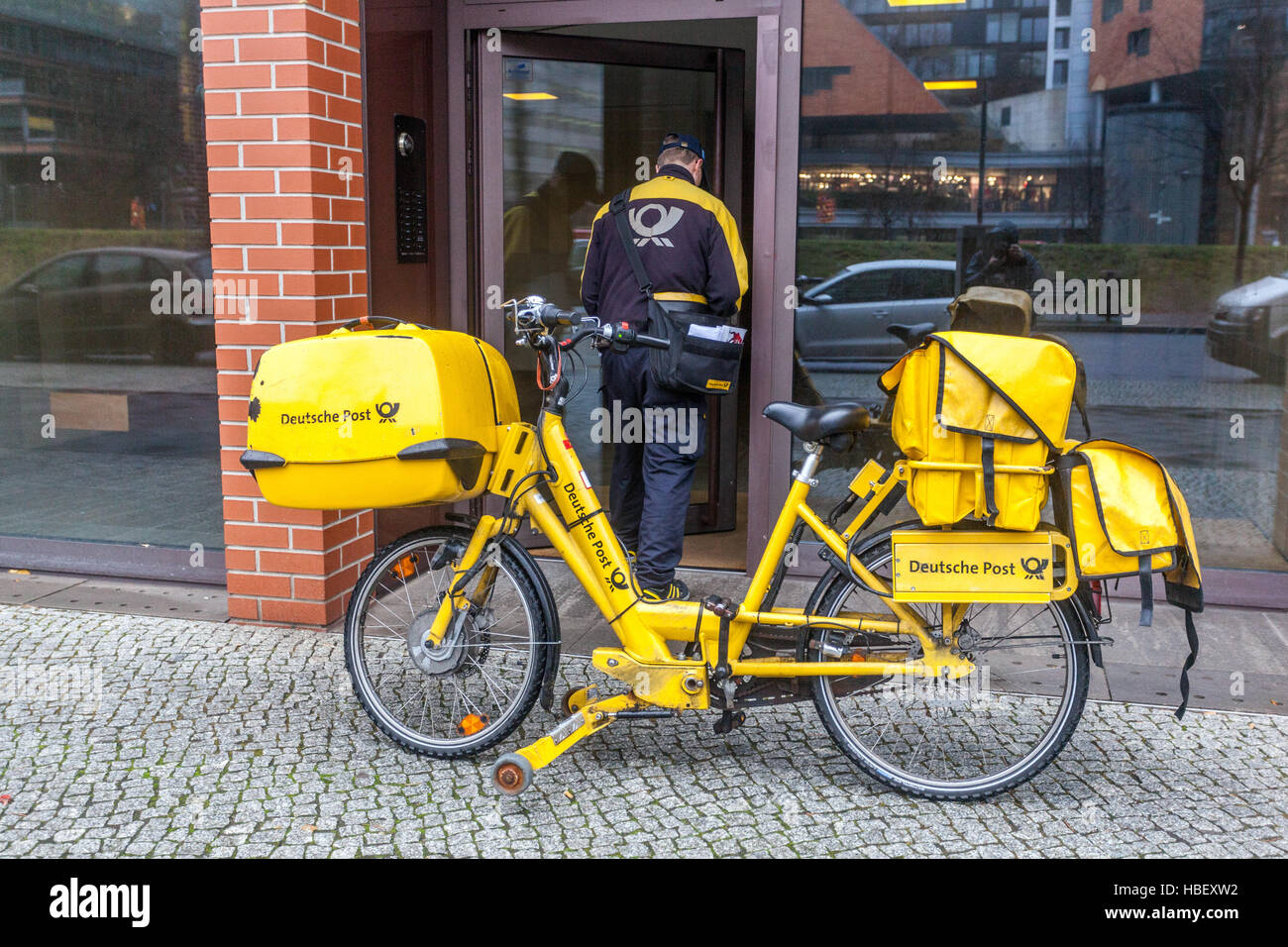 Deutsche Post Lieferung Fahrrad Berlin Deutschland Fahrradträger Stockfoto