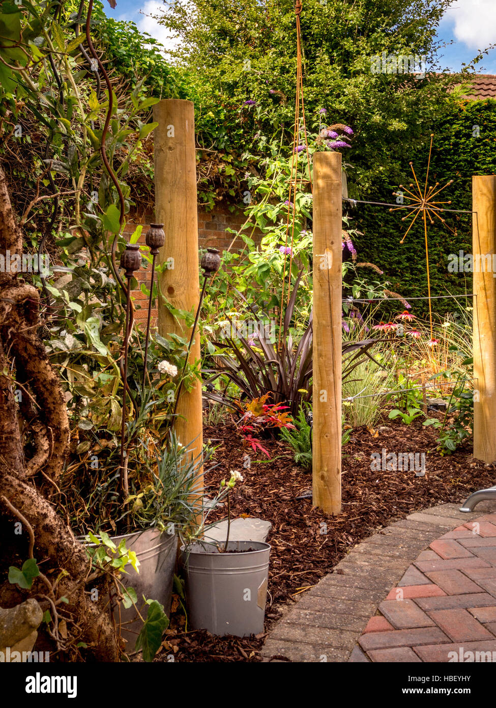 Gartenbereiche unterteilt mit Holzpfählen im freien Zimmer im modernen zeitgenössischen Design erstellen Stockfoto