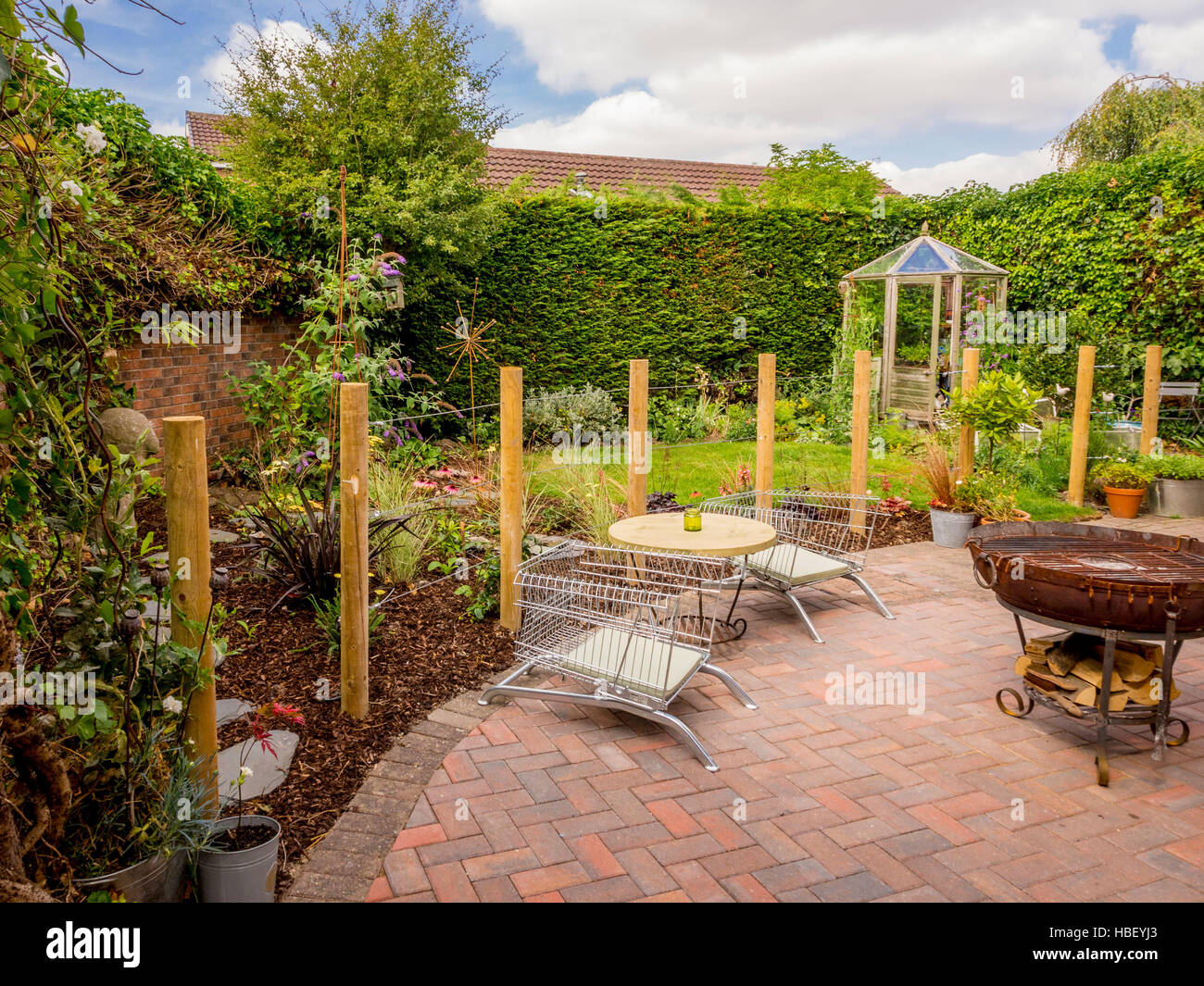 Gartenbereiche unterteilt mit Holzpfählen im freien Zimmer im modernen zeitgenössischen Design erstellen Stockfoto