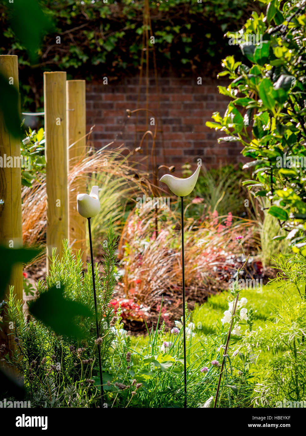 Gartenbereiche unterteilt mit Holzpfählen im freien Zimmer im modernen zeitgenössischen Design erstellen Stockfoto