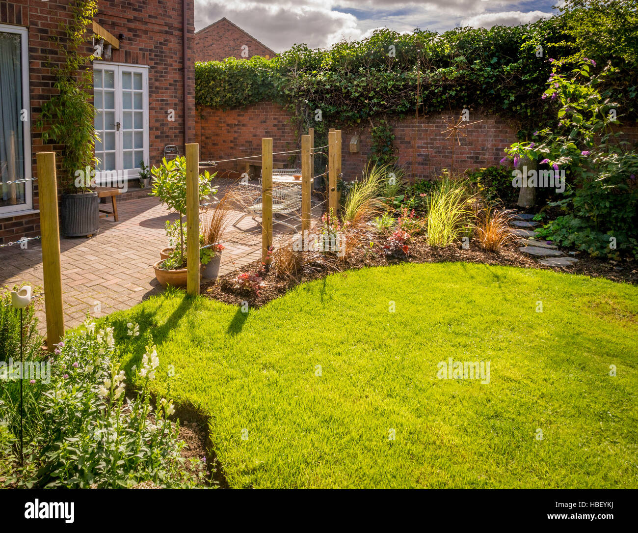 Gartenbereiche unterteilt mit Holzpfählen im freien Zimmer im modernen zeitgenössischen Design erstellen Stockfoto