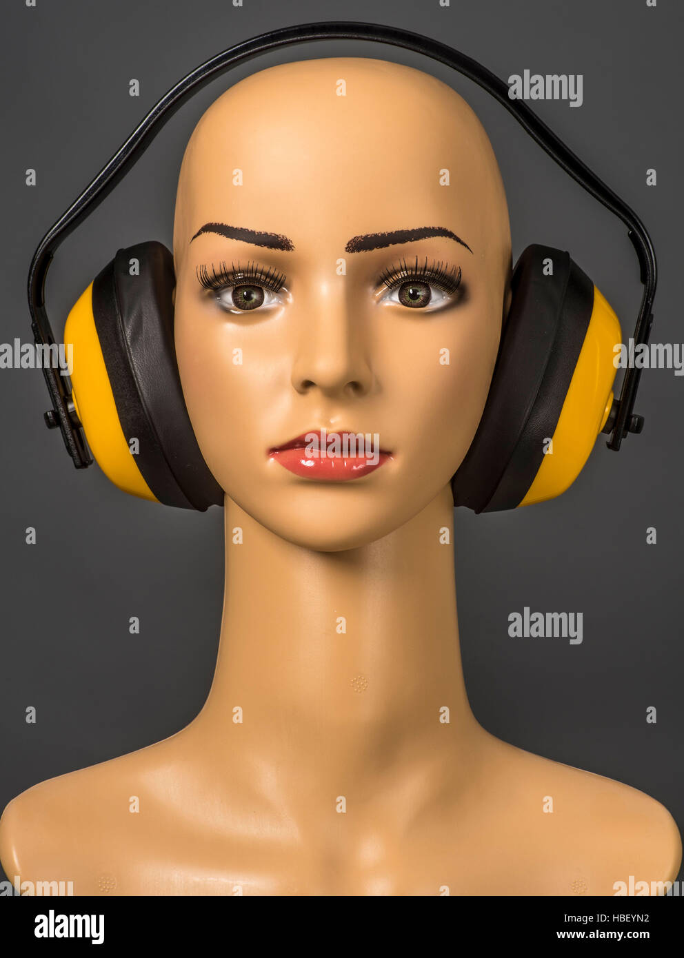 Mannequin gelbe Gehörschutz für Gehörschutz tragen. Stockfoto