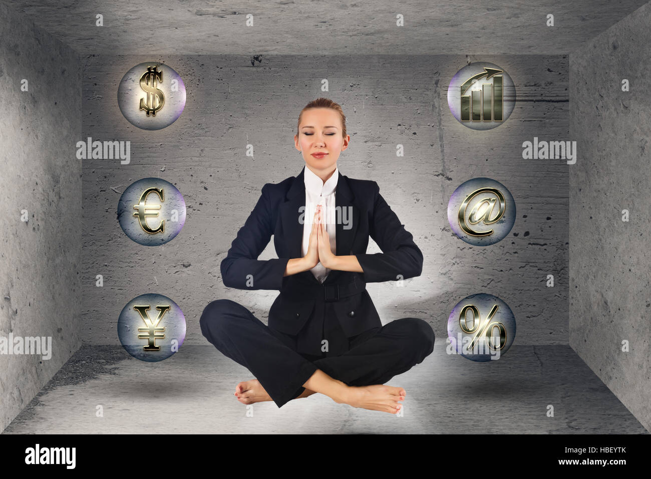 Geschäftsfrau meditieren im Feld Stockfoto