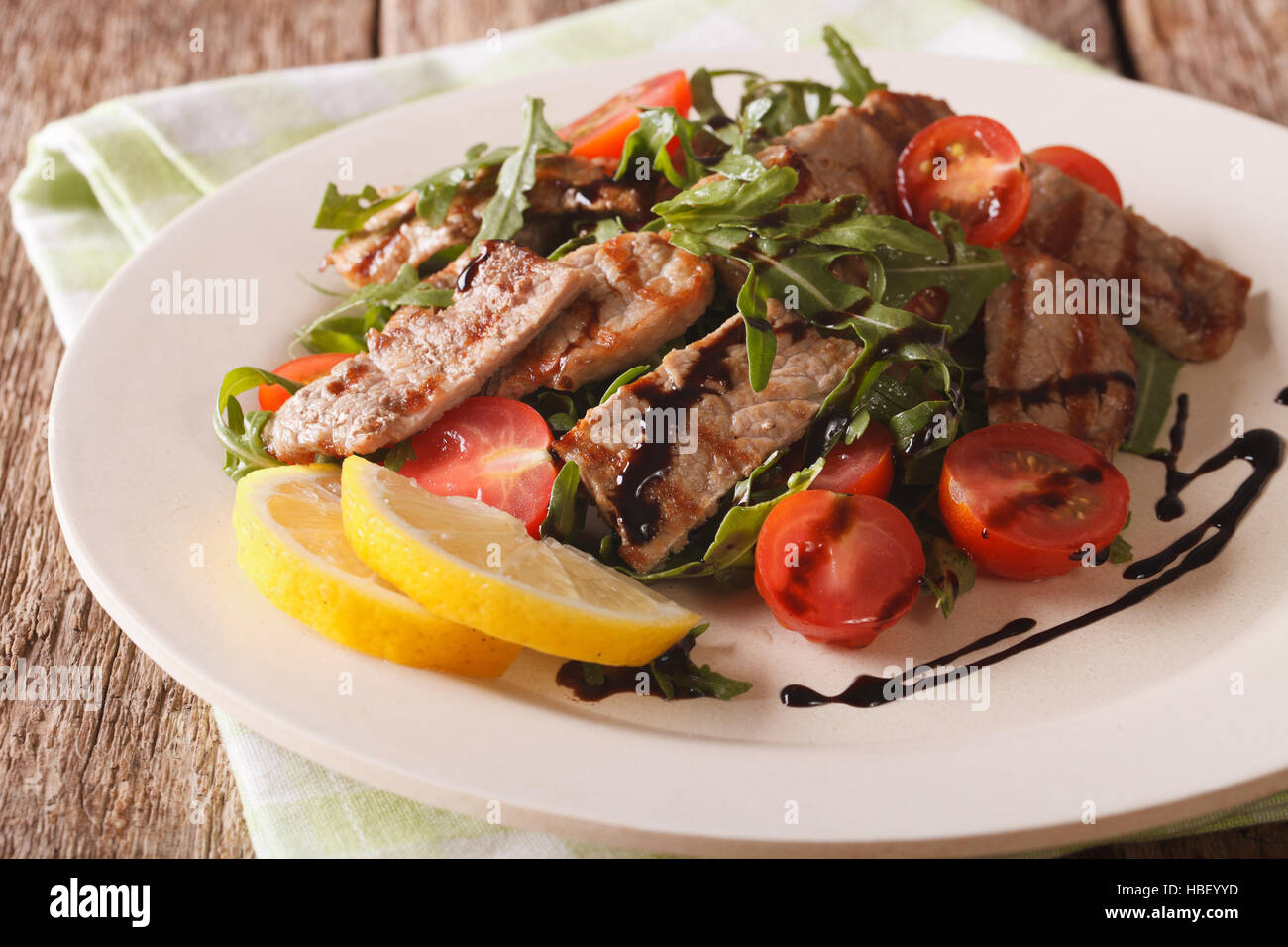 Straccetti Salat mit gegrilltem Rindfleisch, Rucola und Tomaten-close-up auf dem Tisch. Horizontale Stockfoto