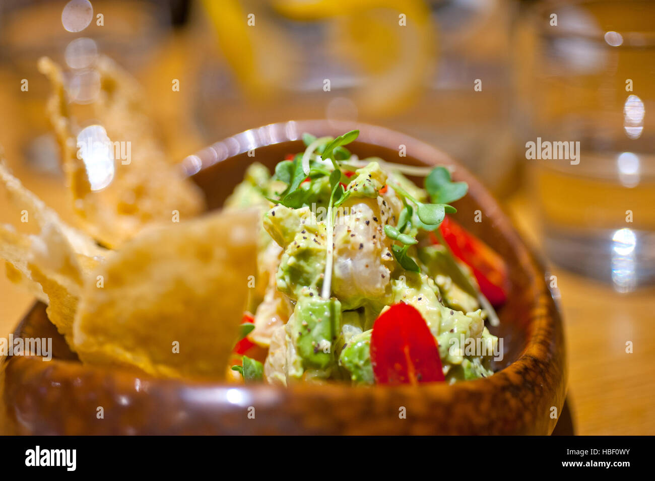 Salat mit Avocado und Garnelen Stockfoto