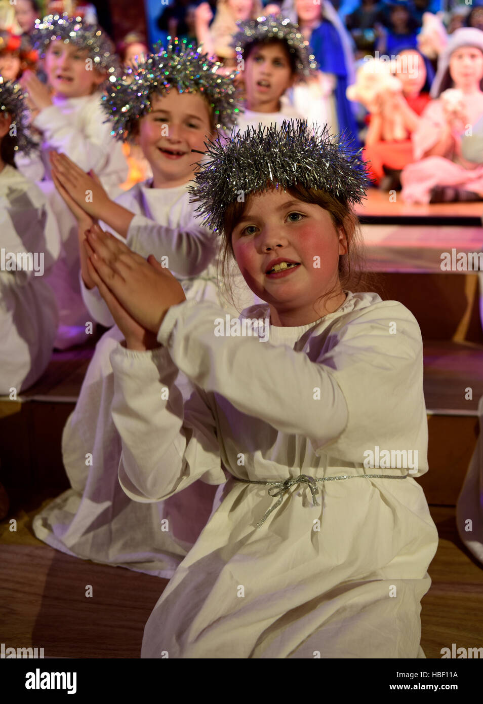 Grundschule Schüler in einer Szene aus ihrer 2016 Weihnachten Schule spielen, Hampshire, UK. Stockfoto