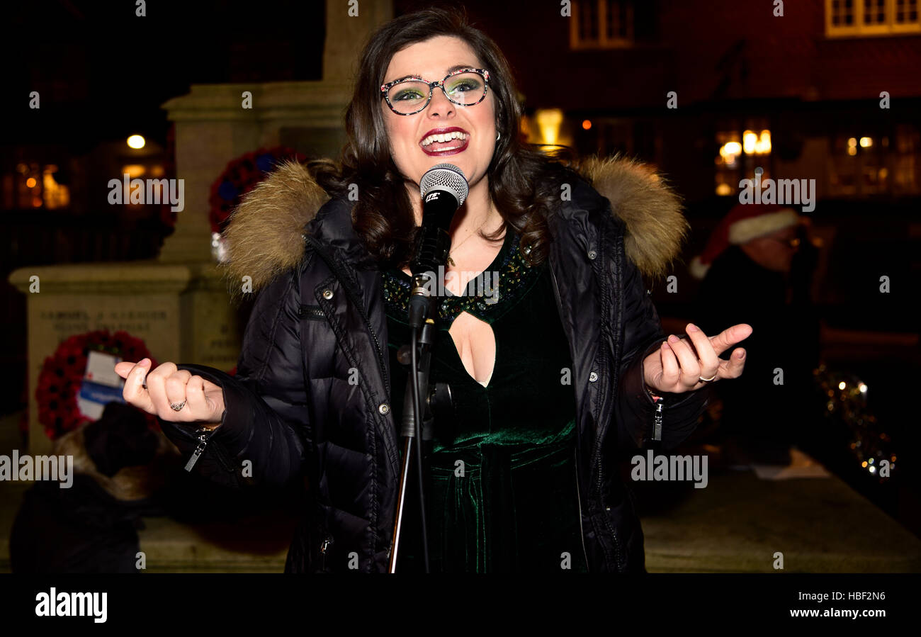 Lokalen Schauspielerin Jessica Alice McCluskey Auftritt in der High Street beim 2016 Einschalten der Städte Christmas Lights, Haslemere, Surrey, UK. Stockfoto