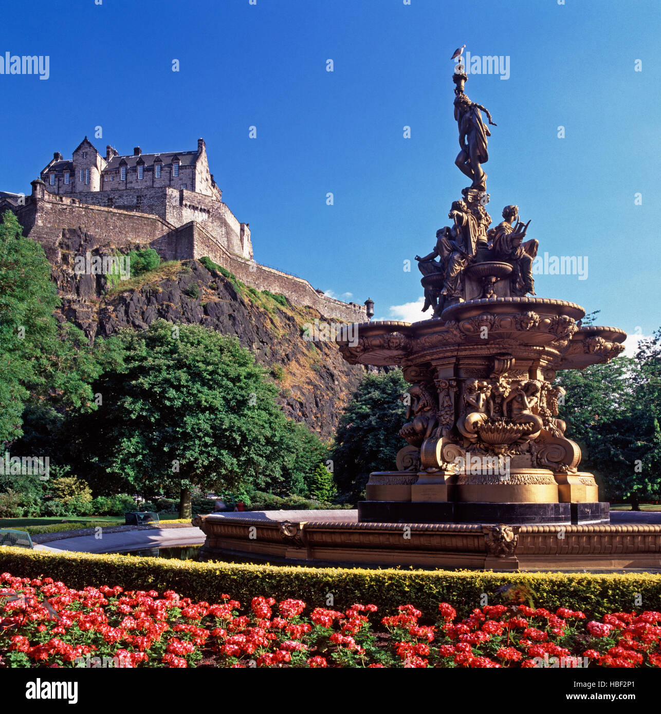 Edinburgh Castle und das Ross-Denkmal in den Princes Street Gardens, Edinburgh, Lothian, Schottland, UK Stockfoto