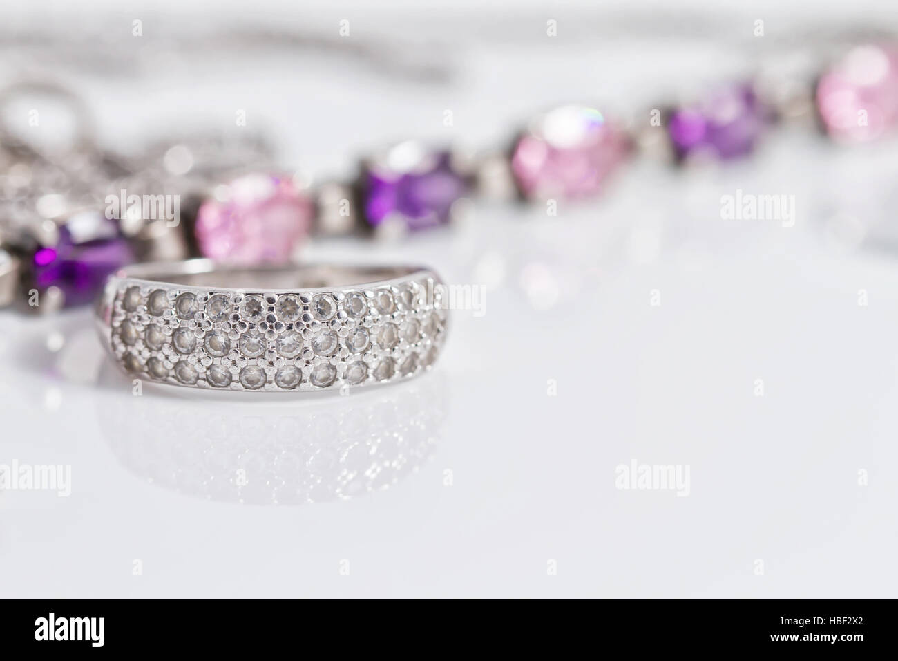 Elegante Silber-Ring mit Diamanten Stockfoto