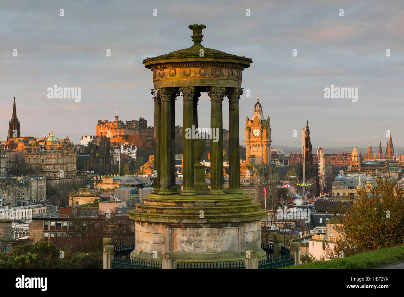 Skyline von Edinburgh und Dugald Stewart Memorial angesehen vom Calton Hill, Edinburgh, Lothian, Schottland, UK Stockfoto