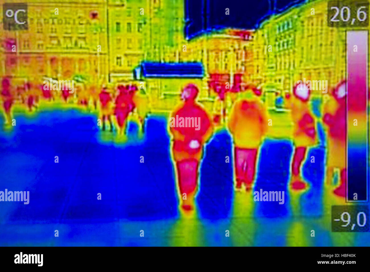 Infrarot-Wärmebild Menschen zu Fuß die Straßen der Stadt Stockfoto