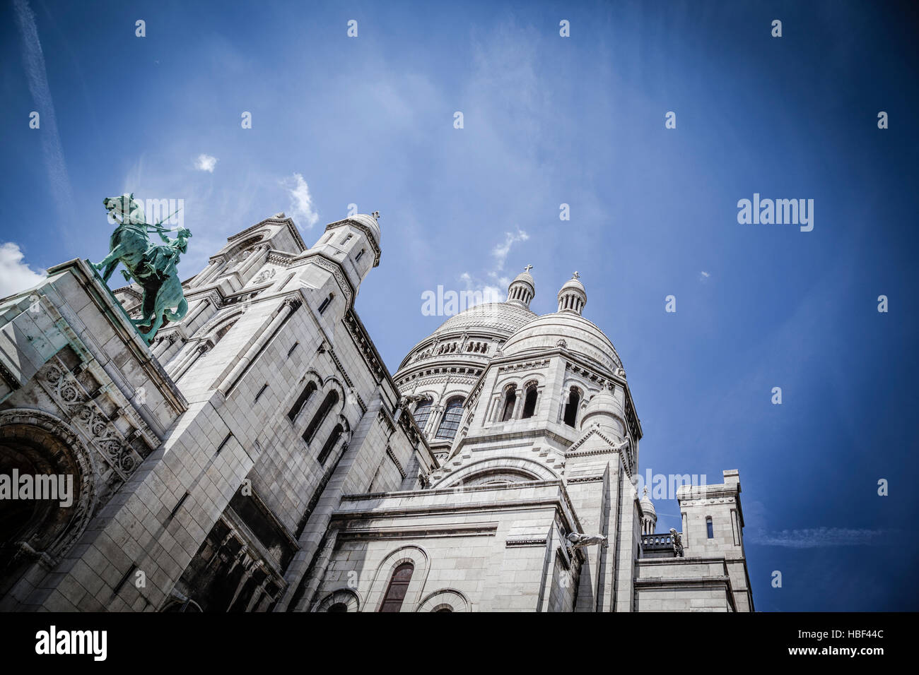 Basilika Sacre Coeur mit Denkmal, Paris Stockfoto