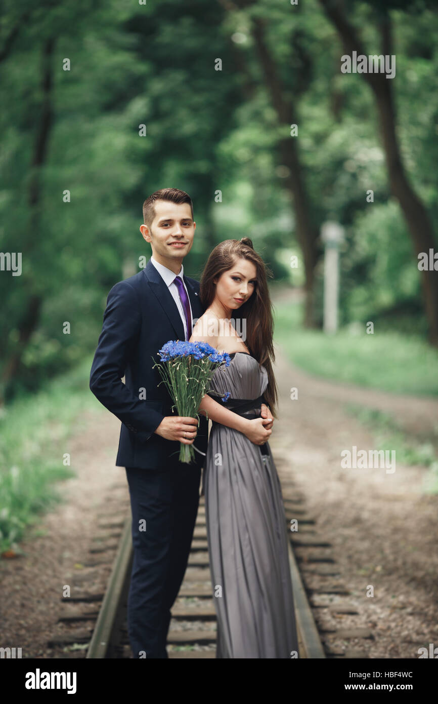 Hübsches junges Paar posiert im freien nach der Zeremonie Stockfoto