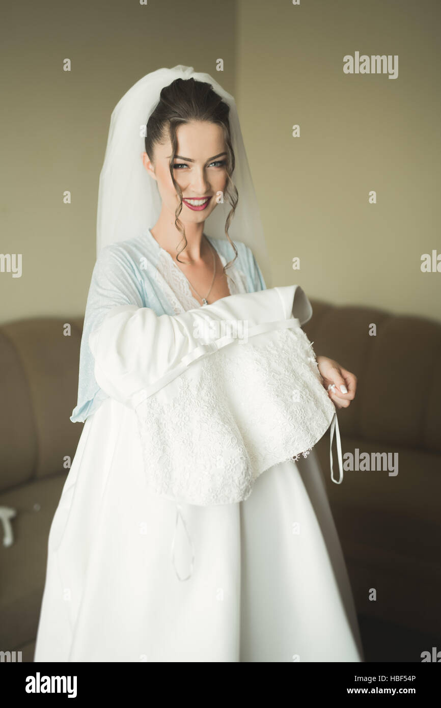 Luxus Braut im weißen Kleid posiert während der Vorbereitung für die Trauung Stockfoto
