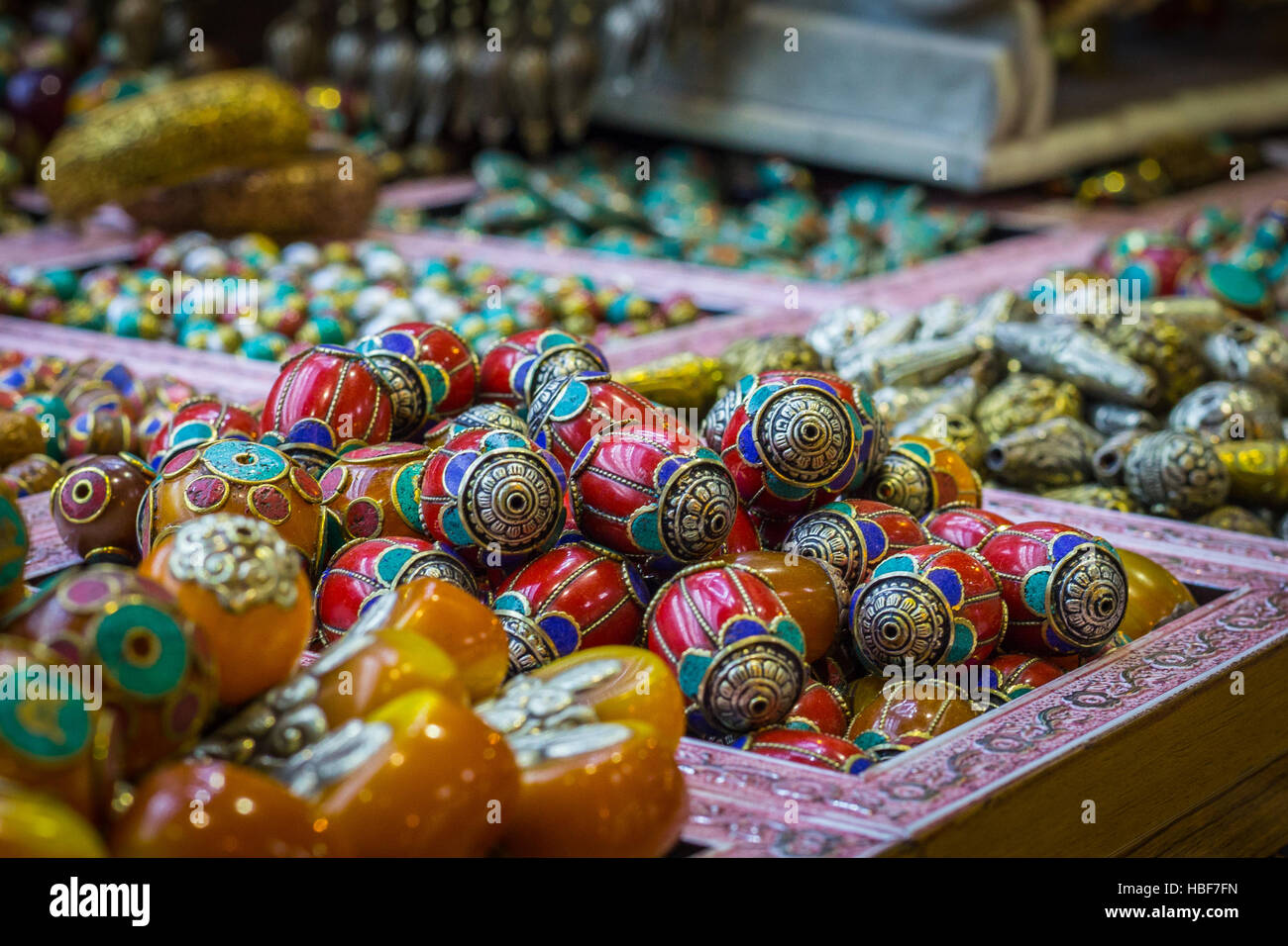 Glasperlen Sie hell Schmuck in Rottönen, auf auf dem Markt der große Basar in Istanbul, Türkei. Künstlerischen Hintergrund. Stockfoto