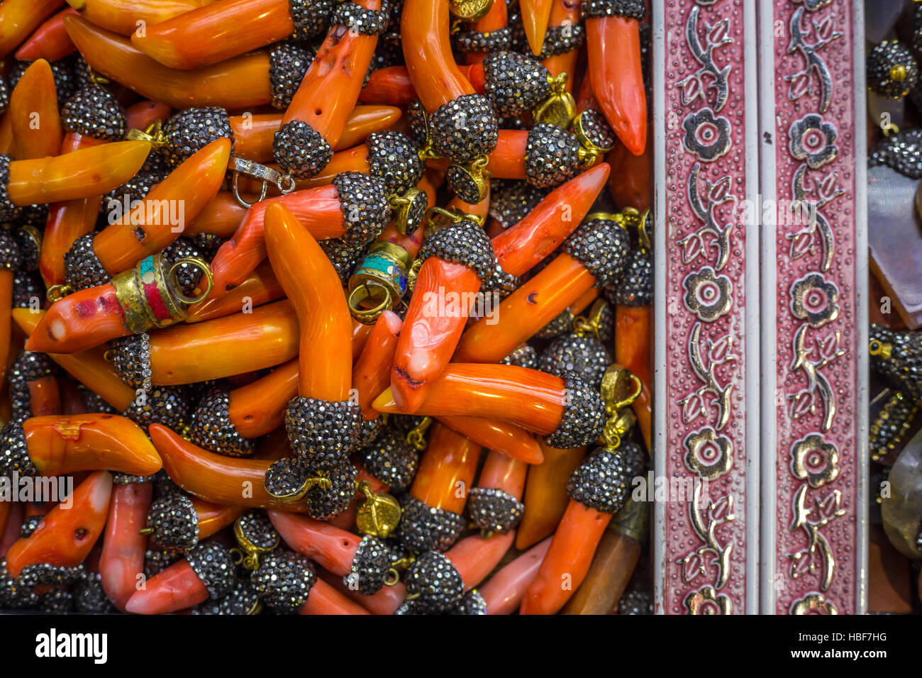 Red chilly peppers dekorative Perlen Schmuck, Basar, Istanbul, Türkei Stockfoto