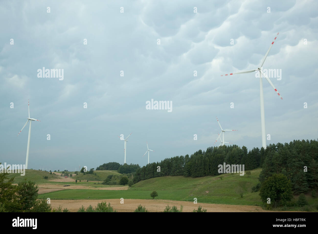 Kraftstoff und Stromerzeugung auf bedecktem Himmel Stockfoto