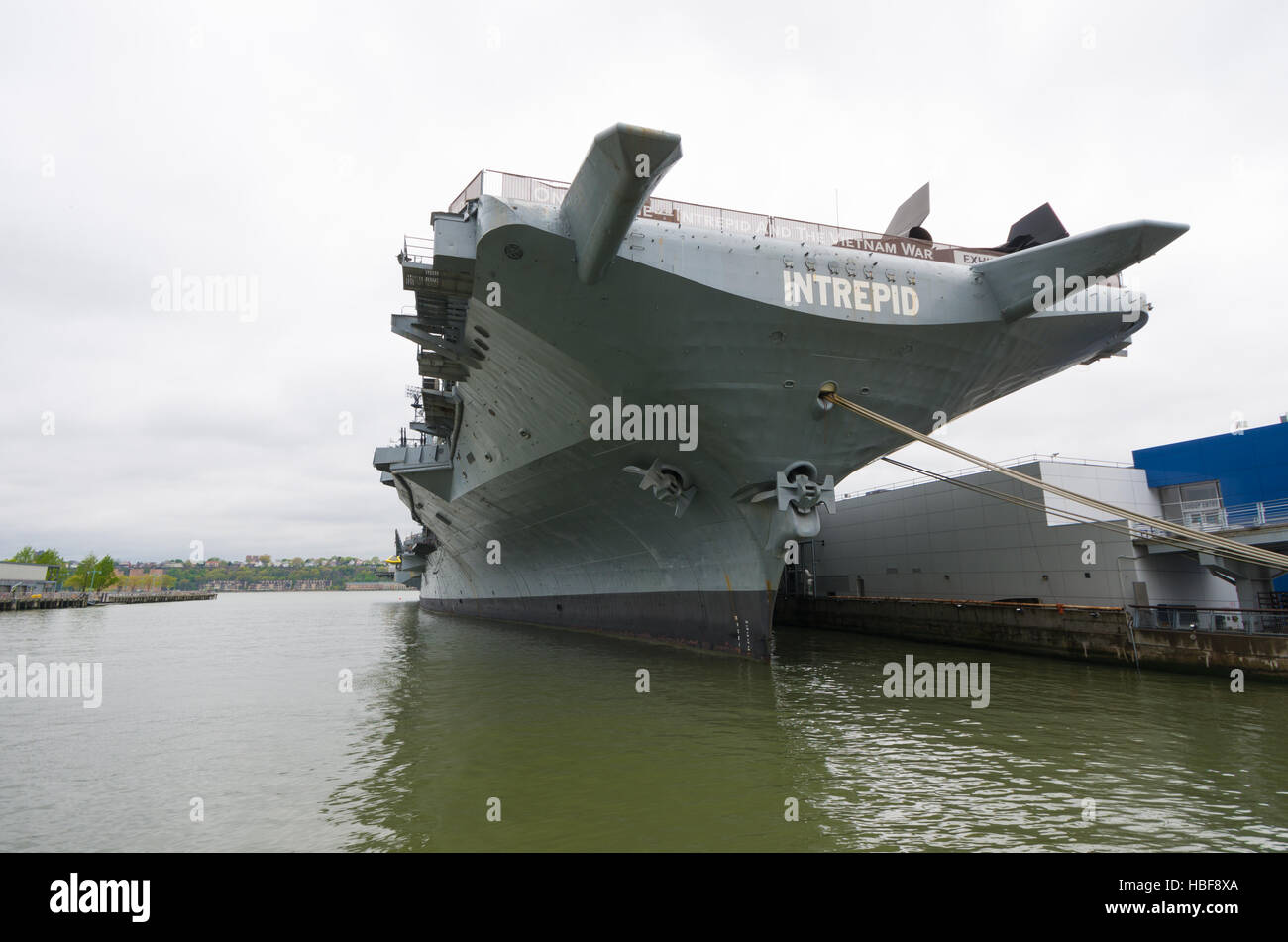 -NEW YORK 1. Mai 2016: Niedrigen Winkel Stadtansicht des Flugzeugträgers uss intrepid in Manhattan. Das Schiff ist Bestandteil der Intrepid Sea, Air & Raum Museu Stockfoto