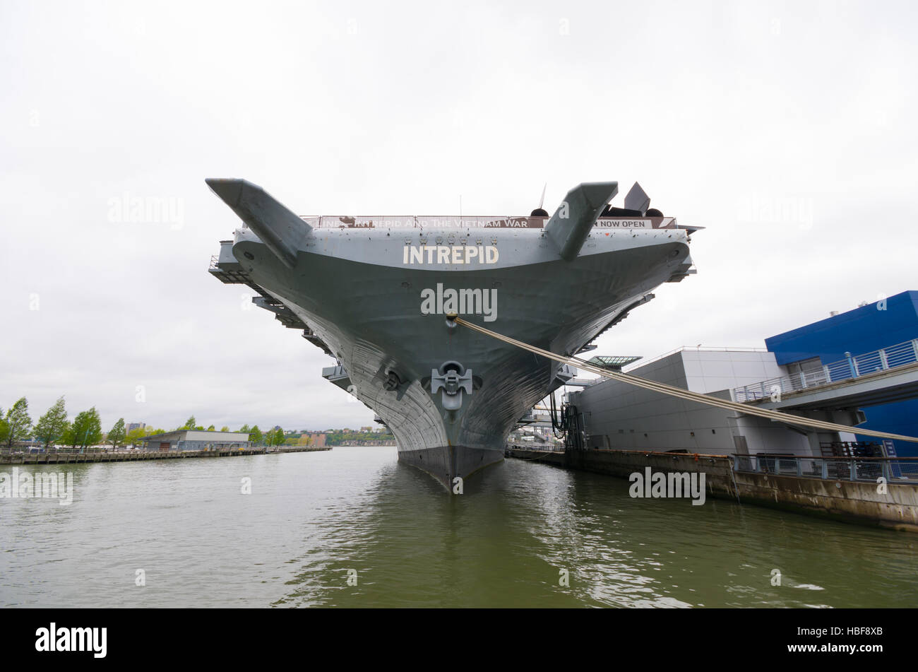 -NEW YORK 1. Mai 2016: Niedrigen Winkel Stadtansicht des Flugzeugträgers uss intrepid in Manhattan. Das Schiff ist Bestandteil der Intrepid Sea, Air & Raum Museu Stockfoto