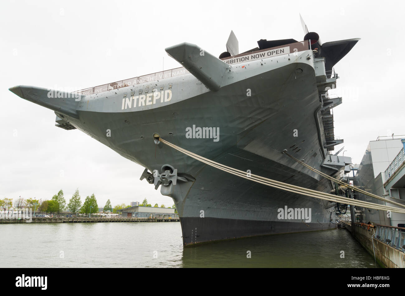 -NEW YORK 1. Mai 2016: Niedrigen Winkel Stadtansicht des Flugzeugträgers uss intrepid in Manhattan. Das Schiff ist Bestandteil der Intrepid Sea, Air & Raum Museu Stockfoto