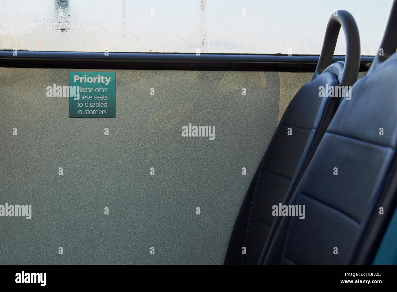Zeichen für Priorität Sitze auf einem Bus für behinderte Kunden im Vereinigten Königreich Stockfoto