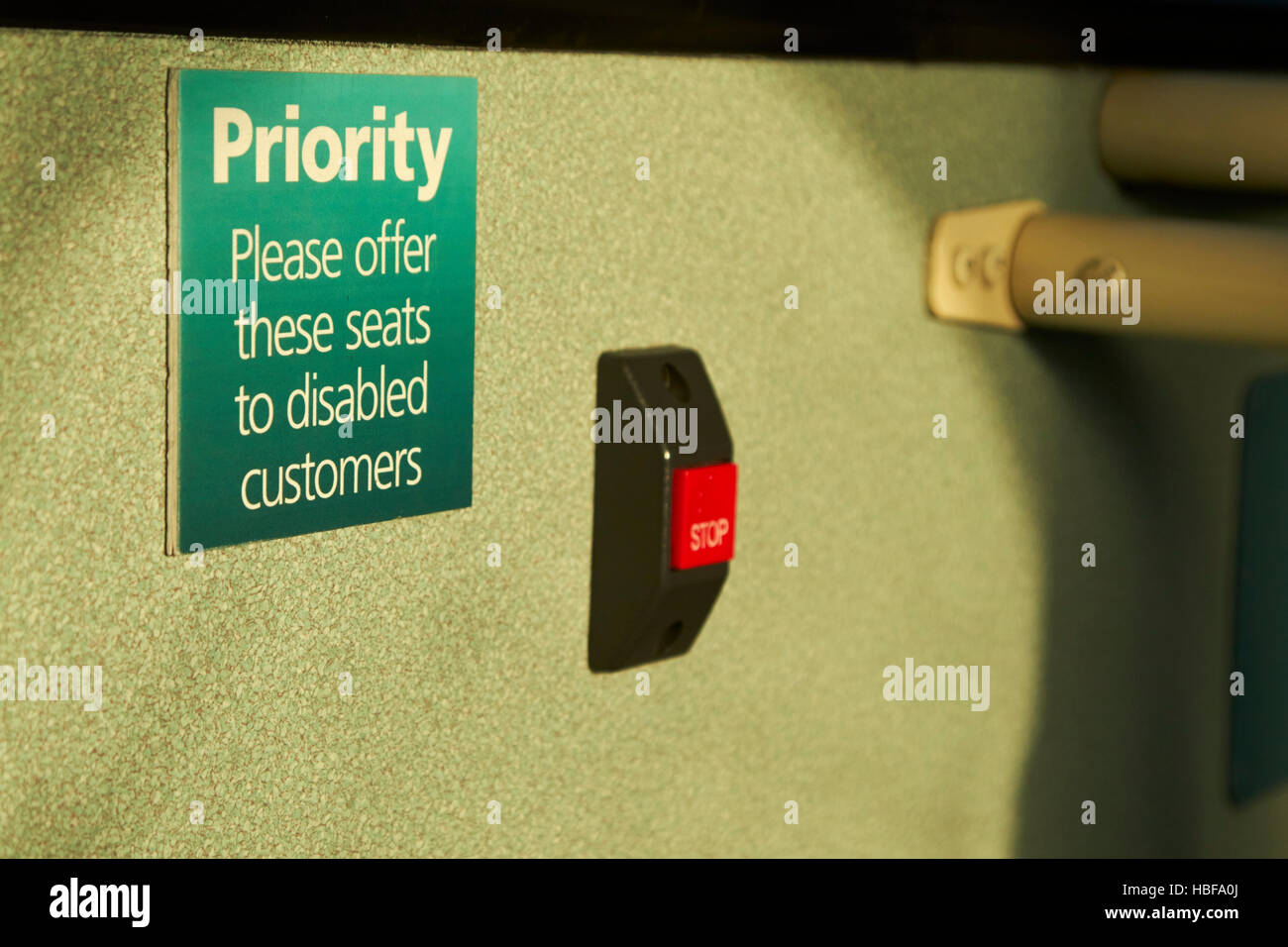 Zeichen für Priorität Sitze auf einem Bus für behinderte Kunden im Vereinigten Königreich Stockfoto