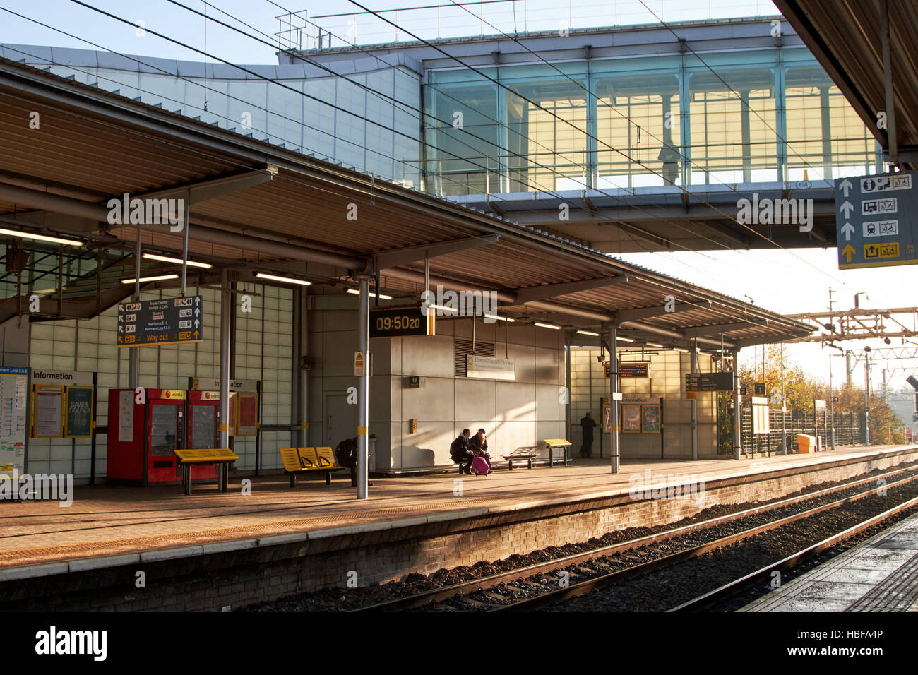 Plattformen und Skywalk Liverpool South Parkway Railway station Merseyside england Stockfoto