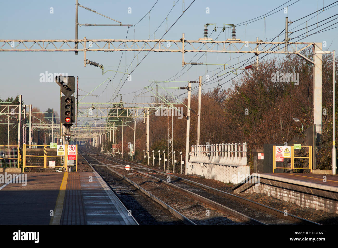 obenliegende Elektrizität Drähte auf der Schiene zu verfolgen, an Liverpool South Parkway station Stockfoto