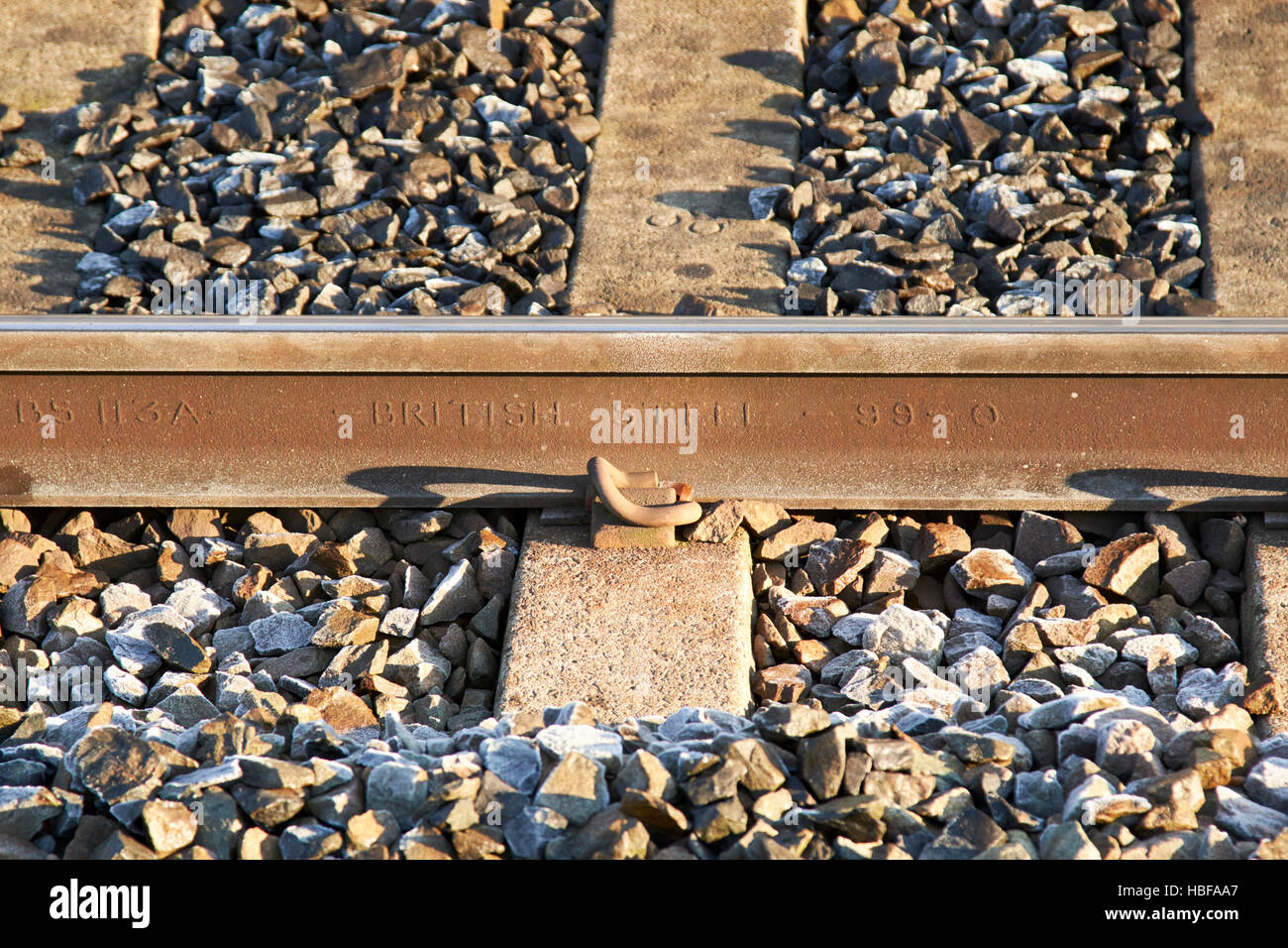 britischer Stahl 99-0 gefrorenen Bahnlinie an einem kalten Wintermorgen in Großbritannien verfolgt Stockfoto