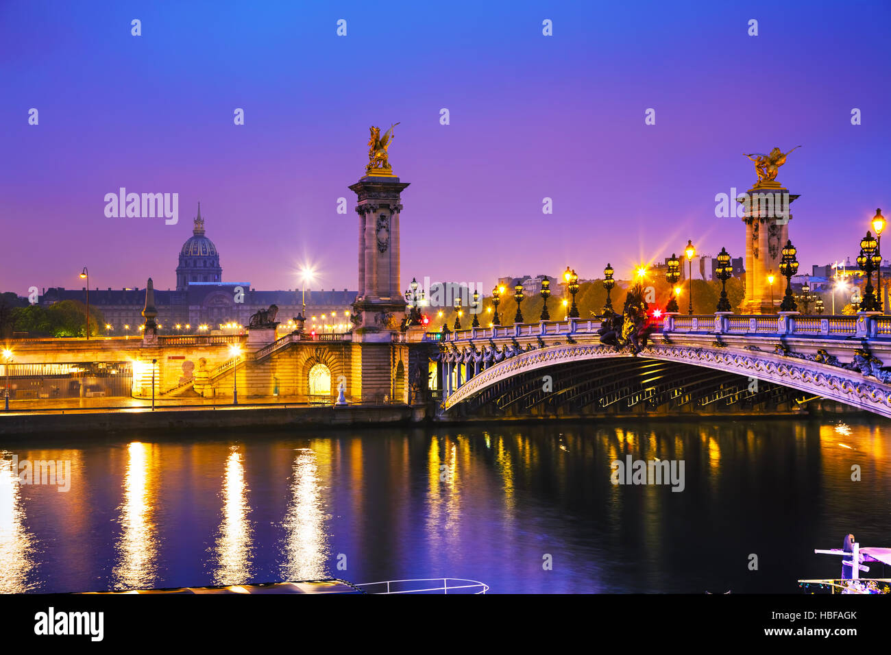 Pont Alexandre III (Brücke Alexander III) in Paris, Frankreich bei Sonnenaufgang Stockfoto