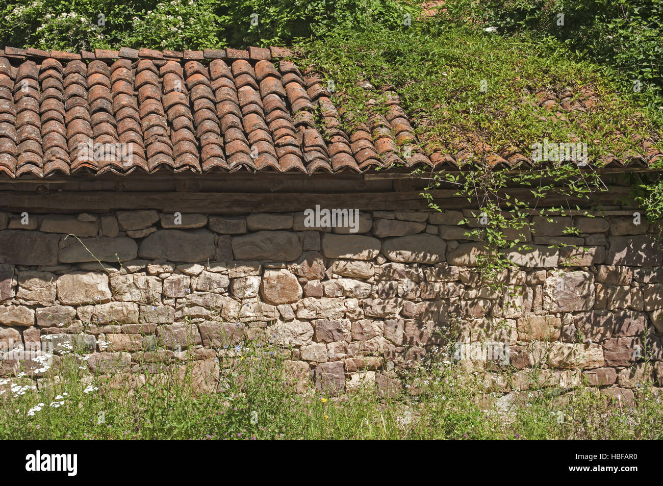 Wand des alten Bauernhaus mit Ziegeldach Stockfoto