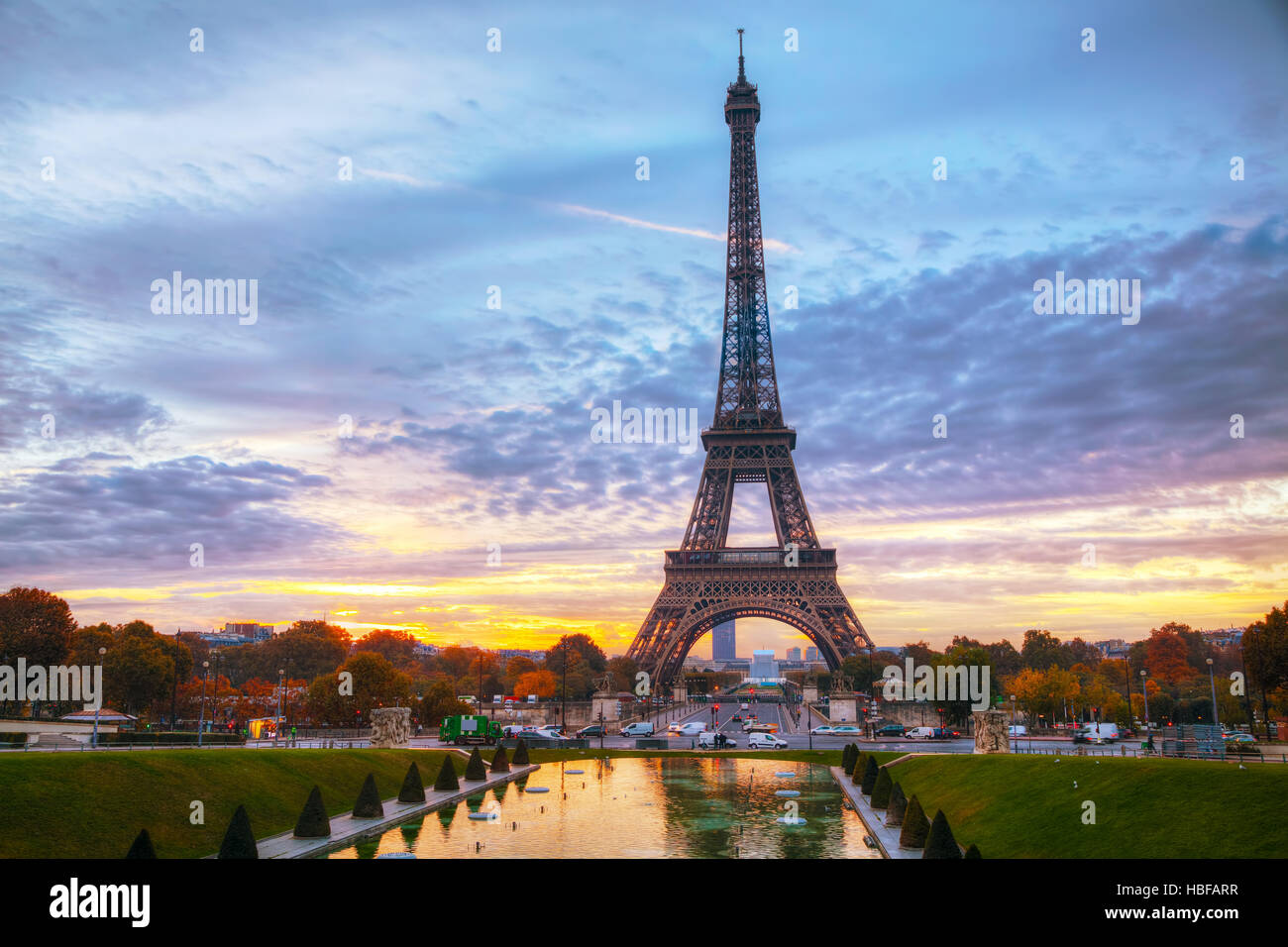 Stadtbild mit dem Eiffelturm in Paris, Frankreich bei Sonnenaufgang Stockfoto