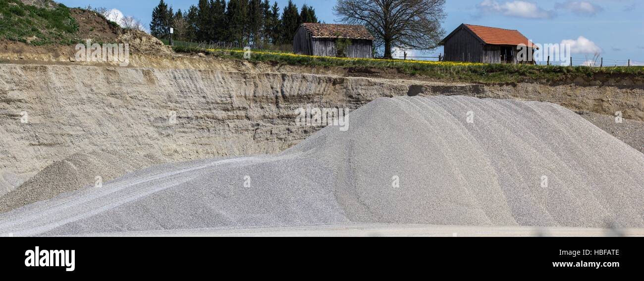 Kiesgrube mit einem Bündel von Kies Stockfoto