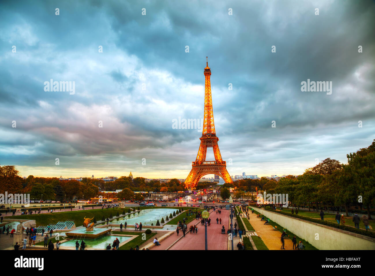 PARIS - 5 NOVEMBER: Stadtansicht mit dem Eiffelturm und Menschen am 5. November 2016 in Paris, Frankreich. Stockfoto