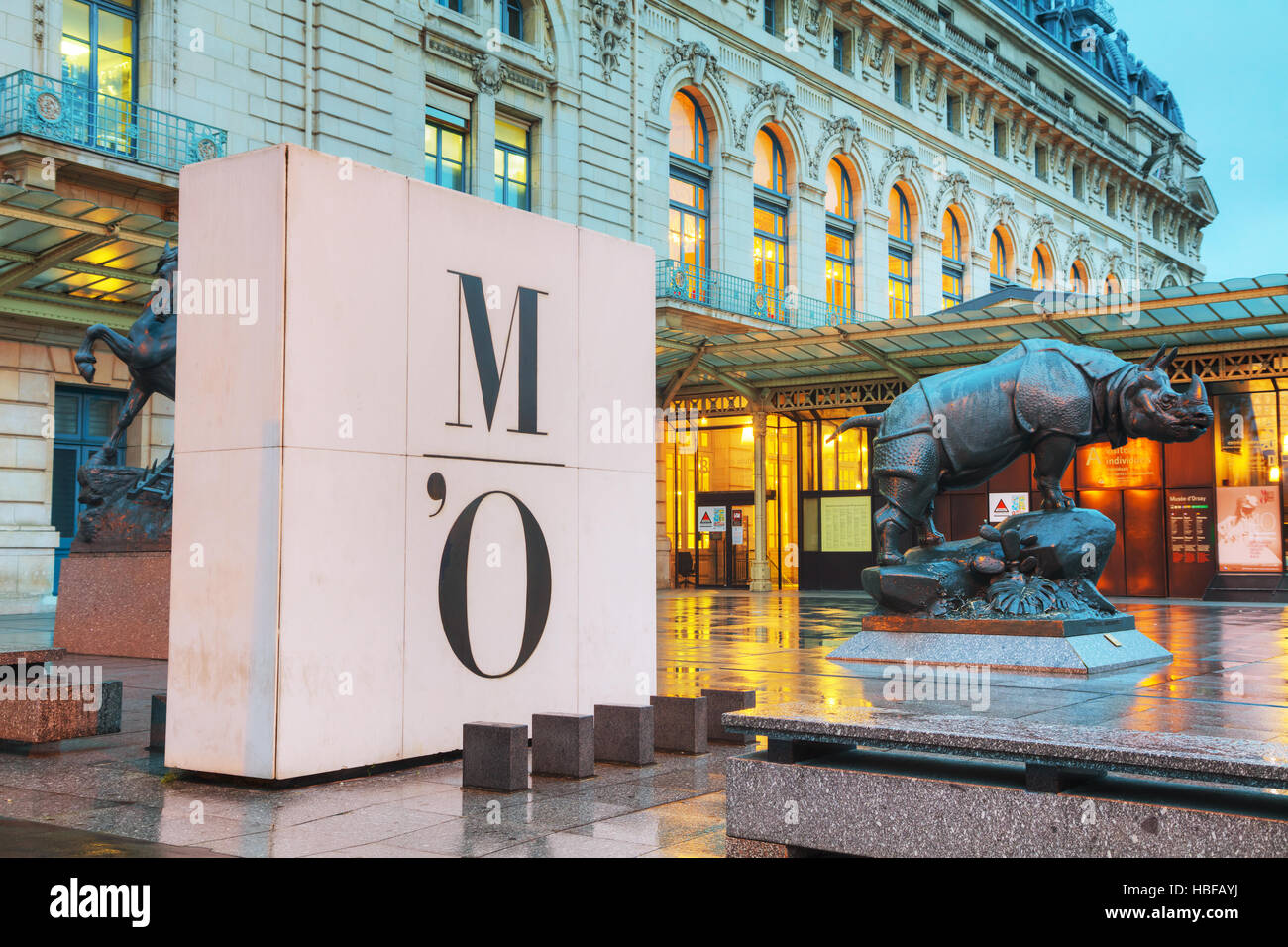 PARIS - 5 NOVEMBER: Rhino Bildhauerei an d ' Orsay Museum am 5. November 2016 in Paris, Frankreich. Das Musee d ' Orsay ist ein Museum in Paris Stockfoto