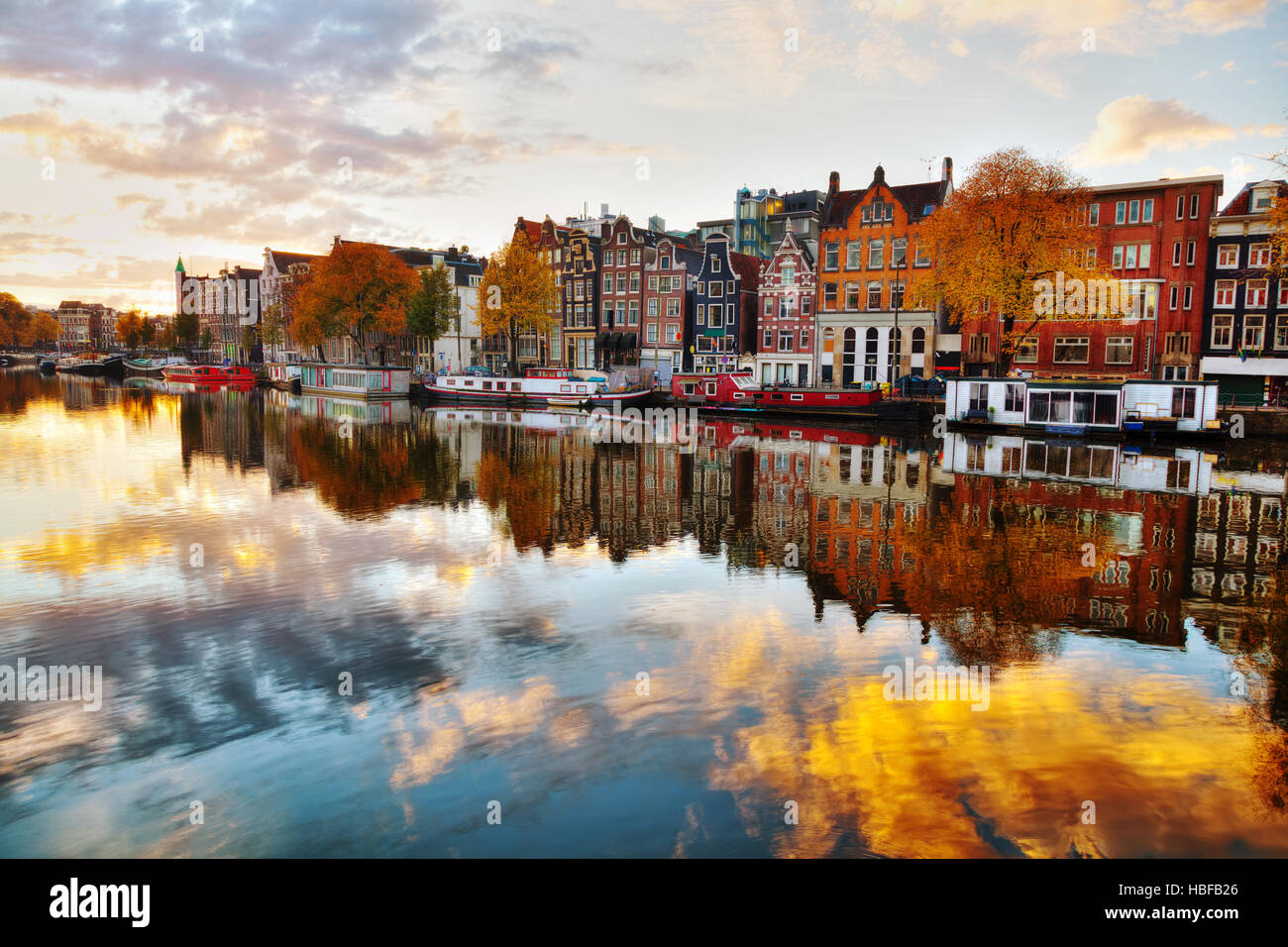 Blick auf die Stadt Amsterdam Amstel Fluss auf surise Stockfoto